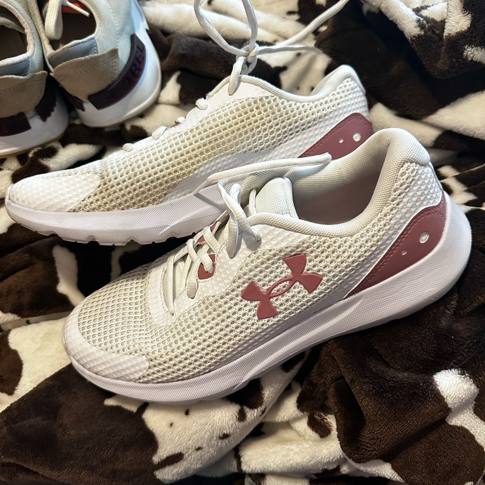 Under Armour Women's White and Pink Surge 3 sneakers women’s size 9